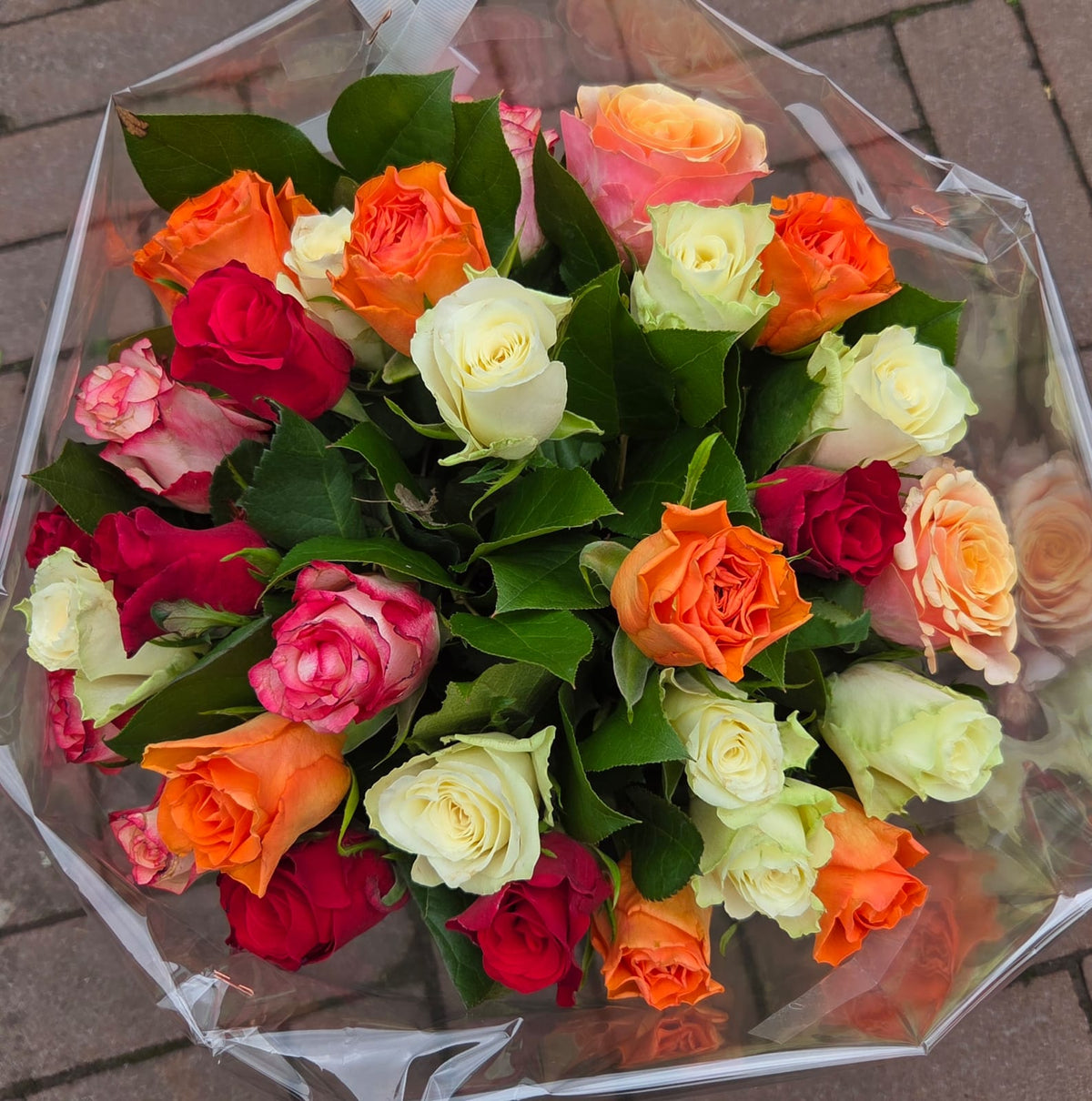 Boeket doornloze gemengde rozen